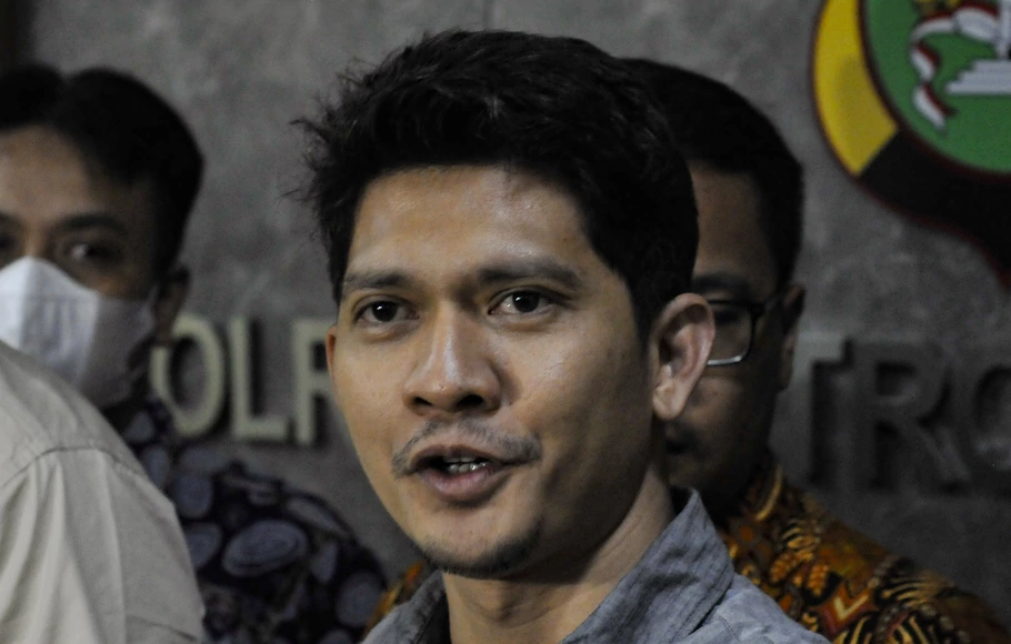 Aktor Iko Uwais menjawab pertanyaan wartawan seusai menjalani pemeriksaan di Polres Metro Bekasi Kota, Jawa Barat, Jumat, 17 Juni 2022.