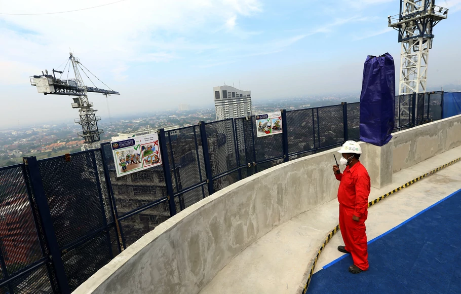 Pekerja mengawasi pelaksanaan pembangunan Apartemen SQ Rés di Jakarta, 18 Juni 2022. SQ Res merupakan pengembangan tahap II dari kawasan perkantoran terpadu South Quarter seluas 7,1 hektare yang akan bisa terus berkembang mencapai lebih dari 13 hektare.