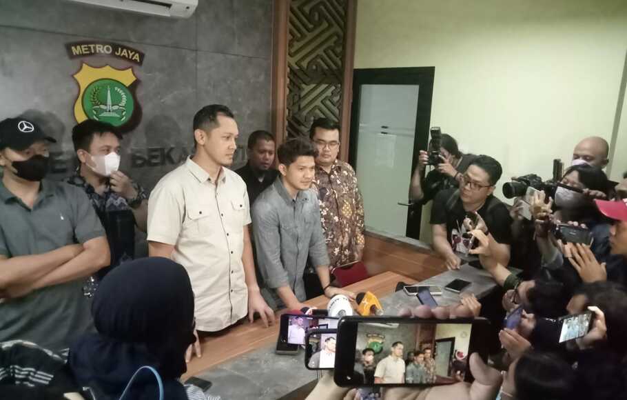 Aktor laga Iko Uwais penuhi panggilan penyidik Polrestro Bekasi Kota pada Jumat, 17 Juni 2022. Iko diperiksa selama 3 jam diperiksa penyidik dan baru selesai pukul 21.00 WIB.