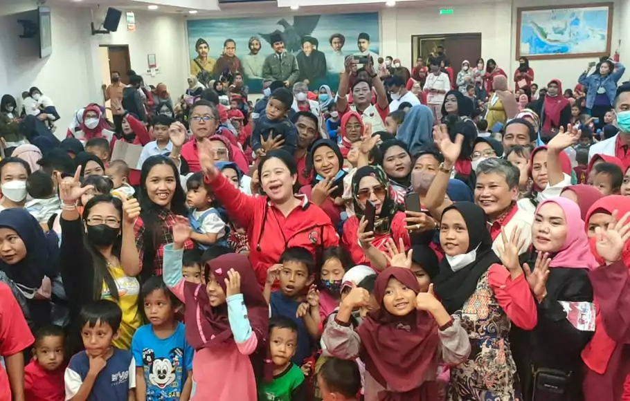 Ketua DPR Puan Maharani dan Ketua DPP PDIP Ribka Tjiptaning bersama para ibu Hamil di Sekolah Partai, Lenteng Agung, Jakarta Selatan, Sabtu, 18 Juni 2022.