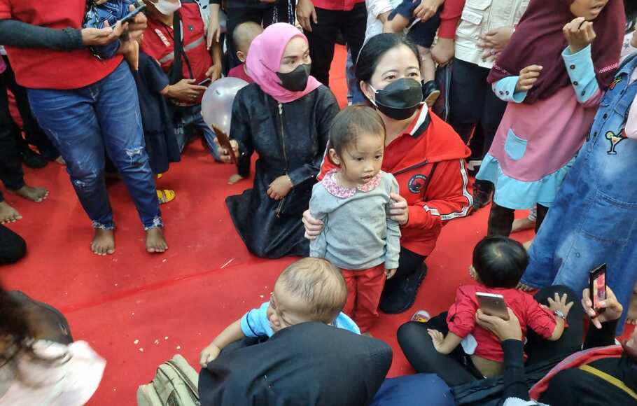 Ketua DPR Puan Maharani berdialog dengan para ibu hamil dan anak di sela-sela acara Gebyar Inovasi Pelayanan Kesehatan Rakyat yang digelar DPP PDIP di Sekolah Partai, Lenteng Agung, Jakarta Selatan, Sabtu, 18 Juni 2022.