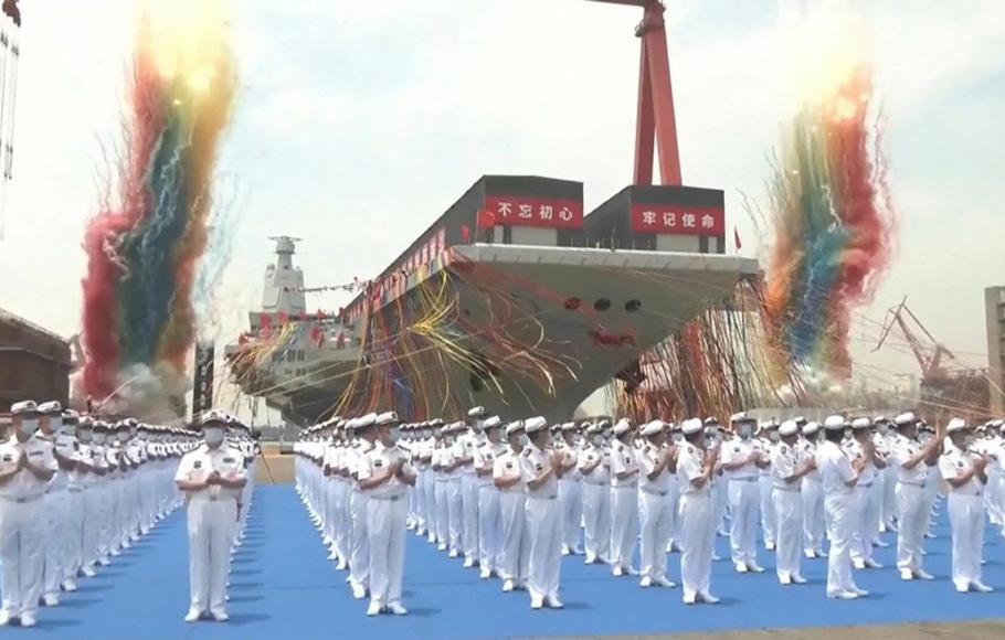 Upacara peluncuran Fujian, satu kapal induk Tentara Pembebasan Rakyat, di galangan kapal di Shanghai pada Jumat 17 Juni 2022. 
