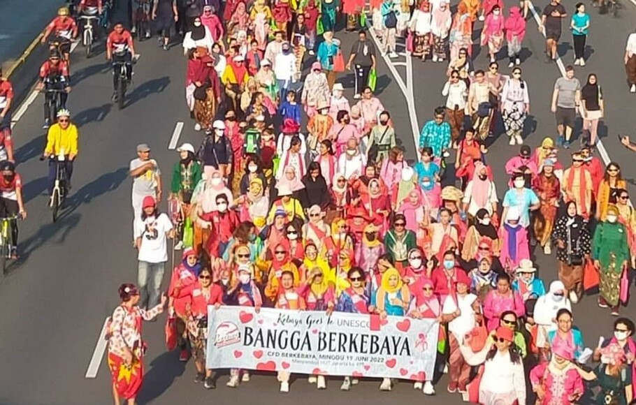 Perempuan Berkebaya Indonesia (PBI) dan Pertiwi Indonesia menggelar acara jalan santai berkebaya di sepanjang Jalan Sudirman, Jakarta, Minggu 19 Juni 2022.