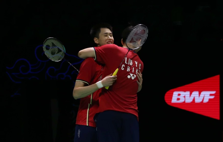 Ekspresi pasangan ganda putra, Liu Yu Chen/Ou Xuan Yi  setelah meraih gelar juara Indonesia Open.