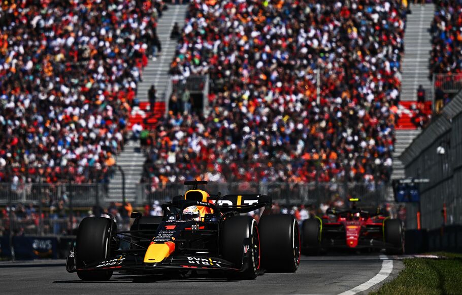 Pembalap Red Bull Max Verstappen memacu mobilnya di depan Carlos Sainz pada balap Formula 1 Grand Prix Kanada, di Sirkit Gilles Villeneuve, Montreal, Quebec, Minggu, 19 Juni 2022.