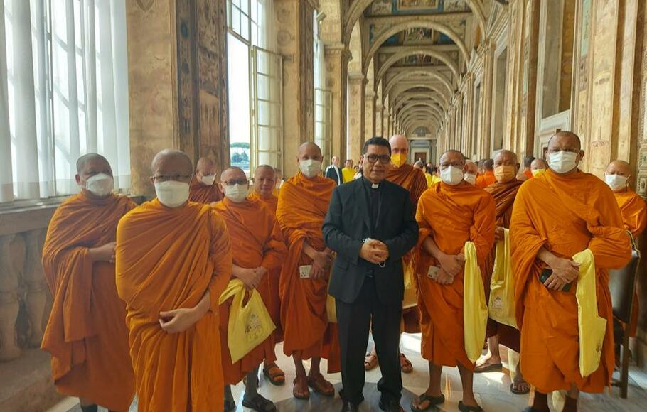 Dewan Kepausan untuk Dialog antarumat Beragama Romo Markus Solo Kewuta SVD, bersama dlegasi yang terdiri dari 33 biksu Buddha terkemuka dari aliran Theravada dan Mahayana, bersama dengan 60 umat Buddha awam dan beberapa perwakilan dari Gereja Katolik Thailand sebelum menemui Paus Fransiskus di Vatikan, Jumat, 17 Juni 2022