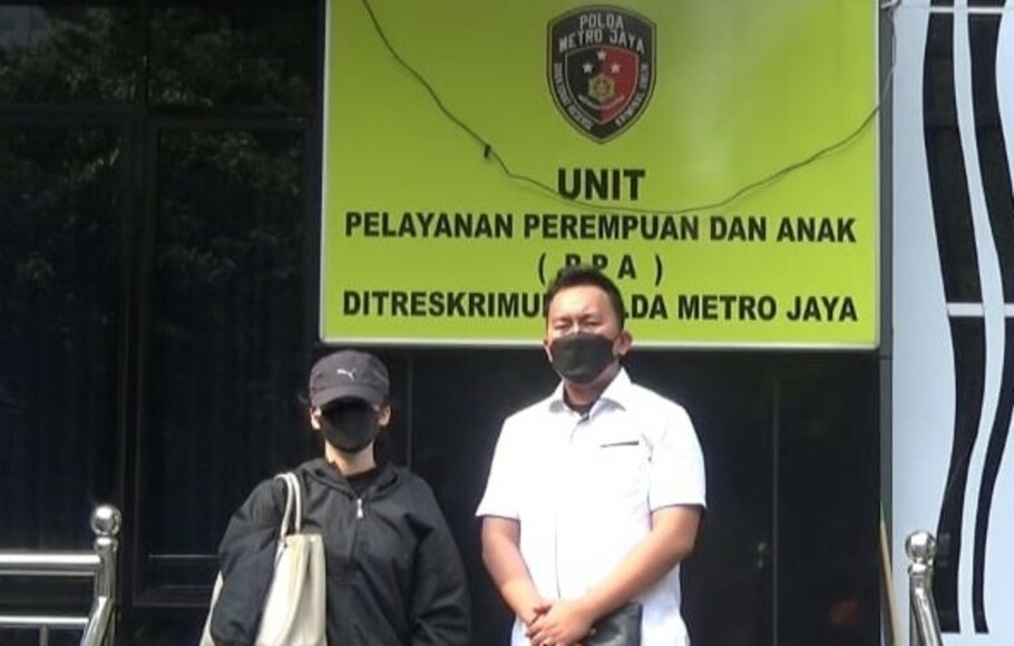 Seorang perempuan berinisial LK (30), warga Pluit, Jakarta Utara, mendatangi Polda Metro Jaya, Senin 20 Juni 2022.