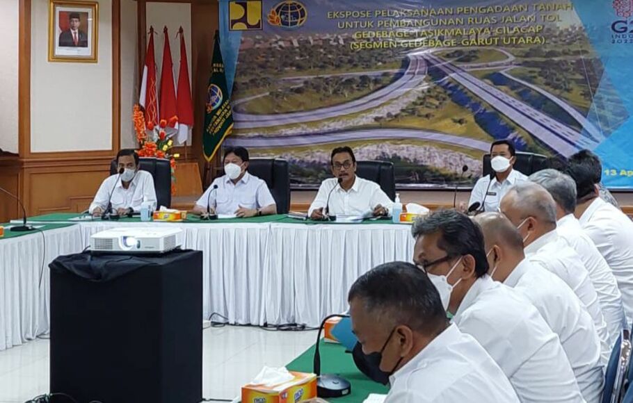 PT Jasa Marga Tbk (JSMR) melalui anak usahanya, PT Jasamarga Gedebage Cilacap (JGC), menargetkan konstruksi Jalan Tol Gedebage-Cilacap dimulai pada kuartal II tahun depan.