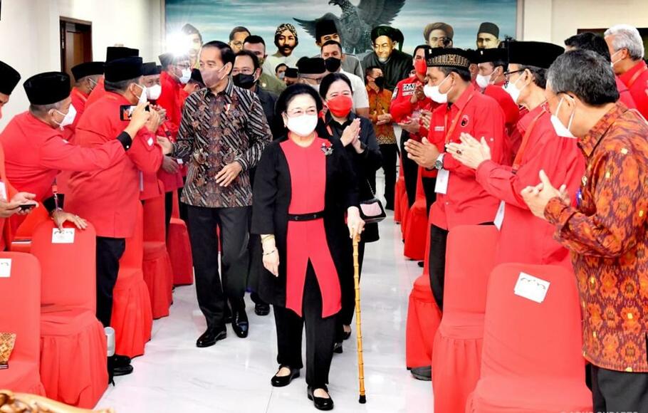Ketua Umum PDIP Megawati Soekarnoputri, Presiden Jokowi, dan Ketua DPR Puan Maharani saat menghadiri Rakernas PDIP, Selasa 21 Juni 2022