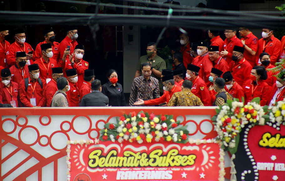 Presiden Joko Widodo, bersama Ketua DPR RI Puan Maharani (empat kiri), Sekjen PDI Perjuangan Hasto Kristiyanto (empat kanan), dan sejumlah kader kepala daerah saat akan foto bersama saat pembukaan Rakernas II di Sekolah Partai, DPP PDI Perjuangan, Lenteng Agung, Jakarta Selatan, Selasa 21 Juni 2022.