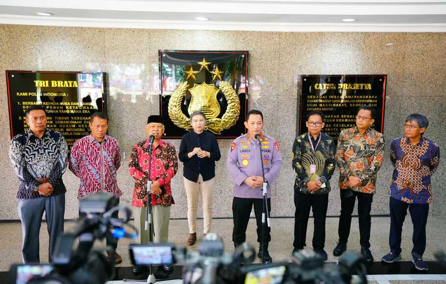 Kapolri Jenderal Listyo Sigit dan Ketua Dewan Pers Azyumardi Azra memberikan keterangan pers seusai melakukan pertemuan di Mabes Polri, Jakarta Selatan, Selasa, 21 Juni 2022.