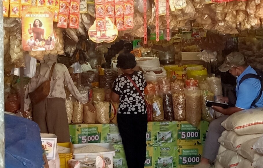 Salah satu toko kelontong di Pasar Anyar, Kota Bogor, yang menjual minyak goreng curah Rp 13.500 per liter, Selasa 21 Juni 2022.