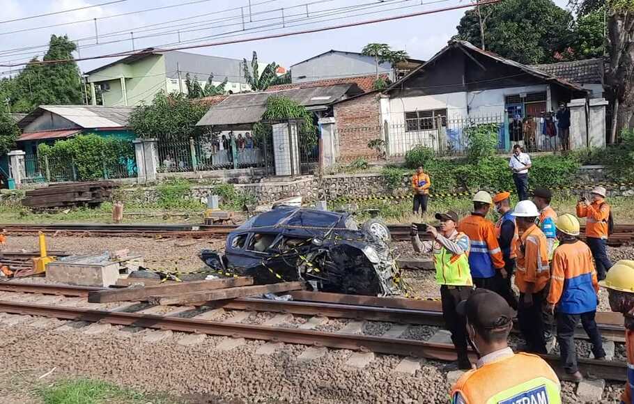 Kereta Api Argo Sindoro terlibat kecelakaan dengan mobil di perlintasan liar KM 34 Tambun Selatan pada Selasa (21/6/2022).