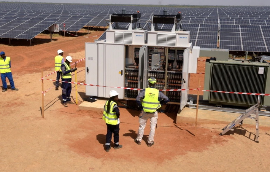 Teknisi mengoperasikan panel listrik pada 22 Oktober 2016 saat upacara pembukaan lokasi produksi energi fotovoltaik baru di Bokhol, Senegal.