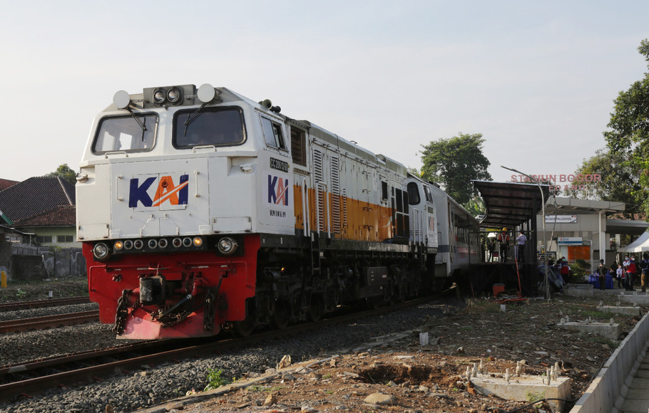 PT KAI Daop 1 Jakarta selesai melakukan evakuasi longsoran dan sterilisasi jalur rel kereta api KM 38+5 antara Stasiun Cibadak-Parungkuda pada Senin malam, 20 Juni 2022.