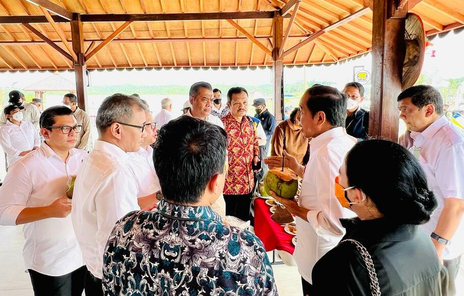 Presiden Joko Widodo, Ketua DPR Puan Maharani bersama Forum Pemred menikmati kelapa muda saat meninjau Bendungan Sepaku, di Kabupaten Penajam Paser Utara, Kalimantan Timur, Rabu, 22 Juni 2022.
