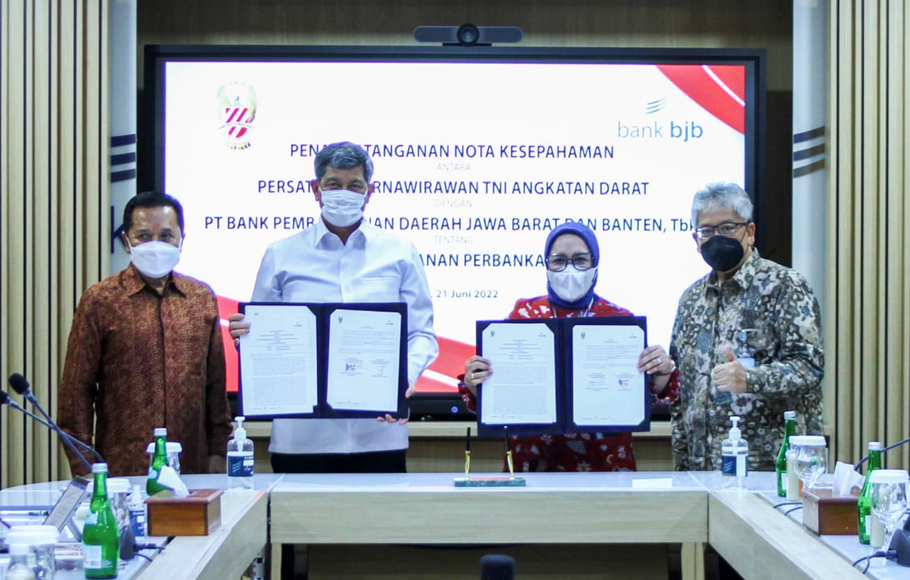 Penandatanganan nota kesepahaman antara Bank BJB dengan Persatuan Purnawirawan TNI-AD (PPAD) di Bandung, Jawa Barat, Selasa 21 Juni 2022.