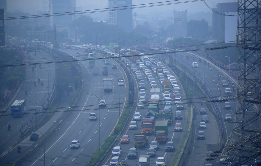 Suasana kemacetan yang menyebabkan polusi udara di jalan tol jorr yang melintasi Jalan T. B. Simatupang, Jakarta Selatan, Rabu 22 Juni 2022.