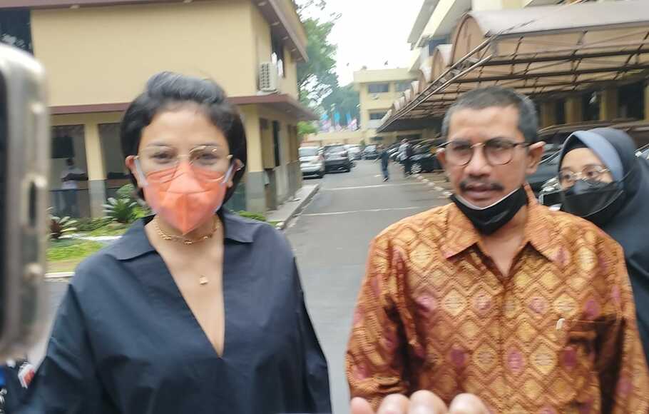 Nikita Mirzani didampingi kuasa hukumnya  Fahmi Bachmid di Propam Mabes Polri, Rabu, 22 Juni 2022.
