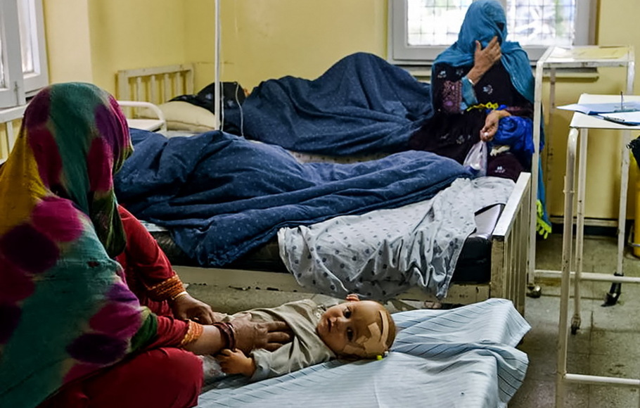 Seorang anak Afghanistan dirawat di dalam satu rumah sakit di kota Sharan setelah mengalami luka akibat gempa di distrik Gayan, provinsi Paktika pada Rabu 22 Juni 2022.