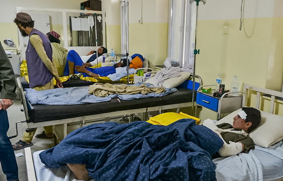 Seorang pemuda Afghanistan (kanan) dirawat di dalam satu rumah sakit di kota Sharan setelah dia terluka dalam gempa bumi di distrik Gayan, provinsi Paktika pada Rabu 22 Juni 2022. 
