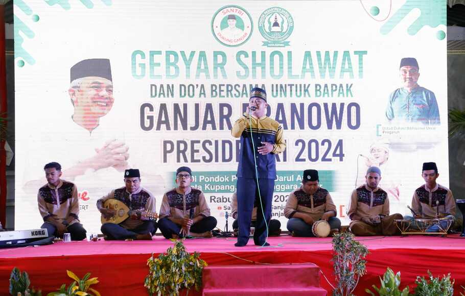 Ribuan santri Nusa Tenggara Timur (NTT) melantunkan selawat dan doa bersama untuk Ganjar Pranowo di lapangan Pondok Pesantren Darul Auliya Kota Kupang, Rabu 22 Juni 2022.