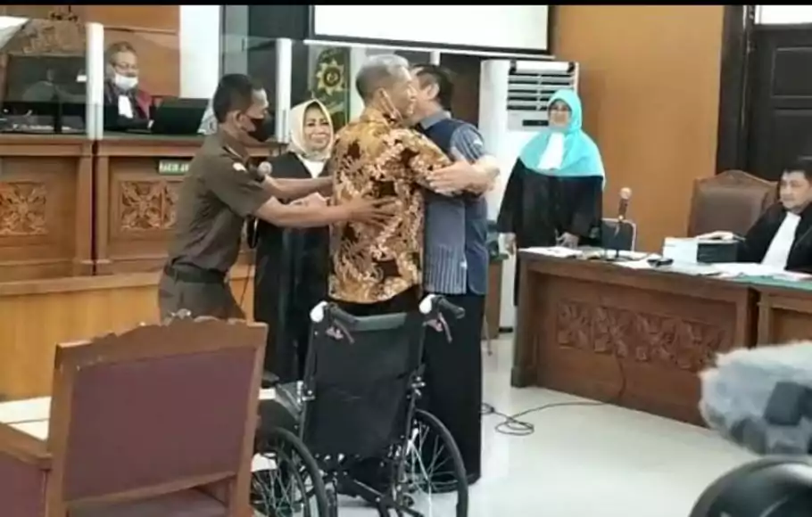 Terdakwa Napoleon Bonaparte dan youtuber M Kace saling berpelukan di ruang utama Pengadilan Negeri Jakarta Selatan, Kamis 23 Juni 2022.