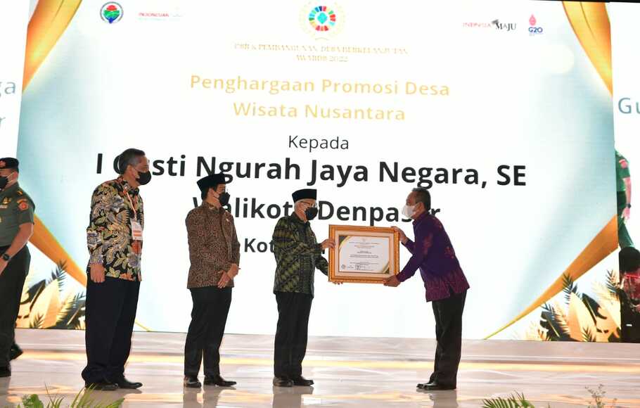 Wali Kota Denpasar I Gusti Ngurah Jaya Negara saat menerima penghargaan Promosi Desa Wisata Nusantara yang diserahkan Wakil Presiden Ma'ruf Amin di Jakarta, Kamis 23 Juni 2022.