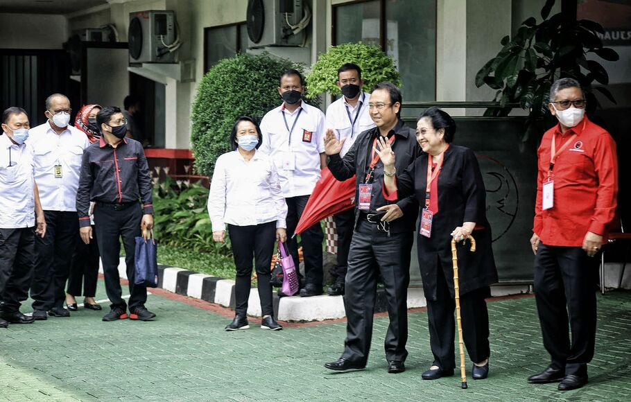 Ketua umum Partai Demokrasi Indonesia Perjuangan (PDIP) Megawati Soekarnoputri (dua kanan), bersama Ketua DPP PDIP yang juga Kepala Pusat Analisa dan Pengendali Situasi (Situation Room) Muhammad Prananda Prabowo (tiga kanan), dan Sekjen Partai Hasto Kristiyanto (kanan) tiba di Sekolah Partai, Lenteng Agung, Jakarta Selatan, Kamis 23 Juni 2022.