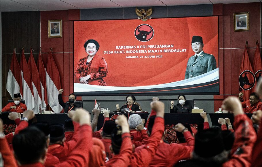 Ketua umum Partai Demokrasi Indonesia Perjuangan (PDIP) Megawati Soekarnoputri (tengah), bersama Ketua DPP PDIP yang juga Kepala Pusat Analisa dan Pengendali Situasi (Situation Room) Muhammad Prananda Prabowo (dua kiri), Sekjen Partai Hasto Kristiyanto (kiri), Ketua DPP PDI P Puan Maharani (dua kanan) dan Olly Dondokambey (kanan), dalam penutupan Rakernas II PDI Perjuangan yang dilaksanakan di Sekolah Partai, Lenteng Agung, Jakarta Selatan, Kamis 23 Juni 2022.