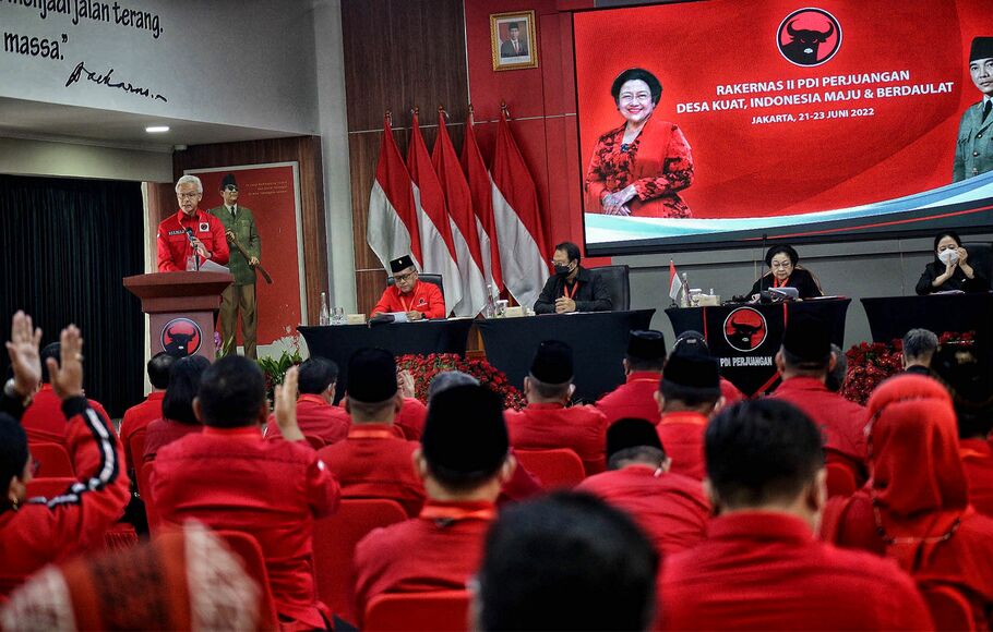 Gubernur Jawa Tengah yang juga kader PDI Perjuangan Ganjar Pranowo (kiri), membacakan beberapa poin rekomendasi eksternal Rakernas II PDI Perjuangan, disaksikan Ketua umum Partai Demokrasi Indonesia Perjuangan (PDIP) Megawati Soekarnoputri (dua kanan), Ketua DPP PDIP yang juga Kepala Pusat Analisa dan Pengendali Situasi (Situation Room) Muhammad Prananda Prabowo (tengah), Sekjen Partai Hasto Kristiyanto (dua kiri), dan Ketua DPP PDI P Puan Maharani (kanan), dalam penutupan Rakernas II PDI Perjuangan yang dilaksanakan di Sekolah Partai, Lenteng Agung, Jakarta Selatan, Kamis 23 Juni 2022.