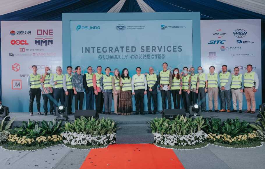 PT Jakarta International Container Terminal atau JICT menambah fasilitas bongkar muat, yakni dua container crane (QC) super post panamax di dermaga JICT, Jakarta, 22 Juni 2022.