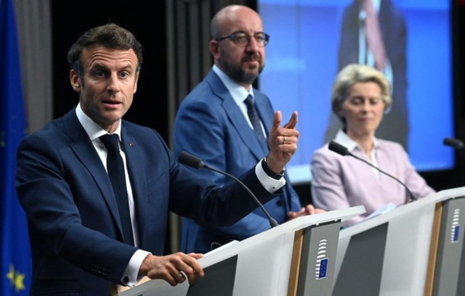 Dari kiri, Presiden Prancis Emmanuel Macron, Presiden Dewan Eropa Charles Michel dan Presiden Komisi Eropa Ursula von der Leyen menggelar konferensi pers Dewan Eropa di Brussels, Belgia pada Kamis 23 Juni 2022. 