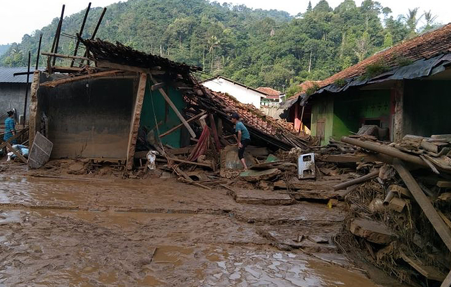 Dampak tanah longsor di Desa Cibunian, Pamijahan, Kabupaten Bogor, Jawa Barat, Kamis, 23 Juni 2022.