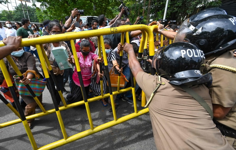 Aktivis dari Samagi Vanitha Balawegaya, bagian dari partai oposisi utama Samagi Jana Balawegaya mencoba untuk mendobrak barikade polisi saat protes di luar kediaman pribadi Perdana Menteri Sri Lanka Ranil Wickremesinghe, di tengah krisis ekonomi negara, di Kolombo pada Rabu 22 Juni 2022. 