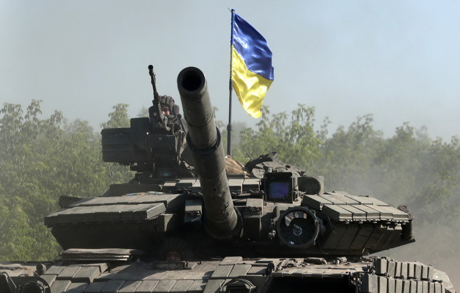 Pasukan Ukraina mengendarai tank di jalan di wilayah timur Ukraina Donbas pada 21 Juni 2022, saat Ukraina mengatakan penembakan Rusia telah menyebabkan 