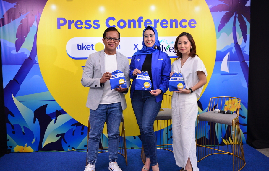 (kiri-kanan): Cluster Head Unilever International Indonesia and East Timor, Agung Andrian; VP of Accommodation tiket.com, Cisyelya Bunyamin dan Karina Salim seorang aktris saat jumpa pers di Jakarta. 