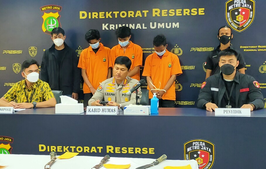 Konferensi pers Polda Metro Jaya, Jumat (24/6/2022), terkait penangkapan begal yang menggunakan air keras di Duren Sawit, Jakarta Timur.