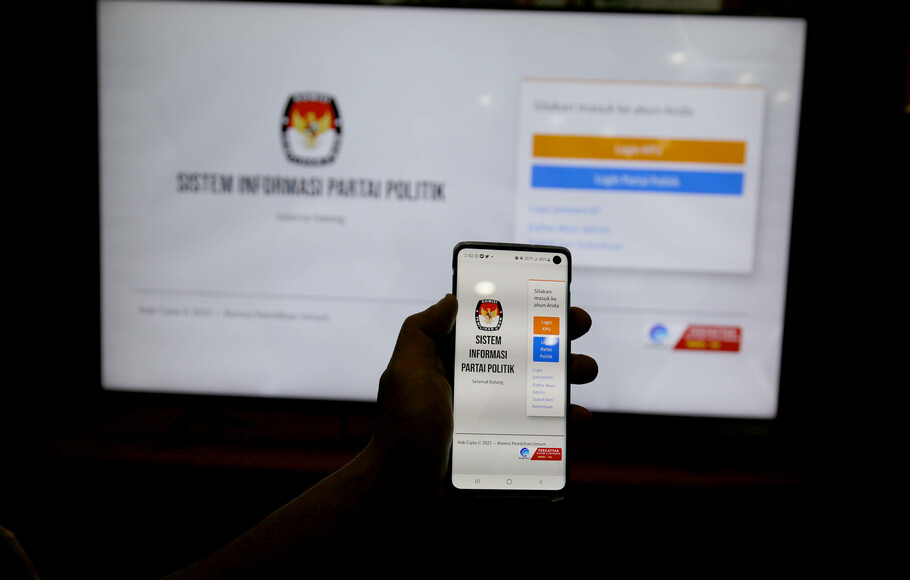 Petugas Komisi Pemilihan Umum (KPU) menunjukkan tampilan Sistem Informasi Partai Politik (Sipol) Pemilu 2024 di Jakarta, Jumat, 24 Juni 2022. KPU meluncurkan Sipol Pemilu 2024 dan telah membuka aksesnya untuk memperlancar proses pendaftaran dan verifikasi partai politik.