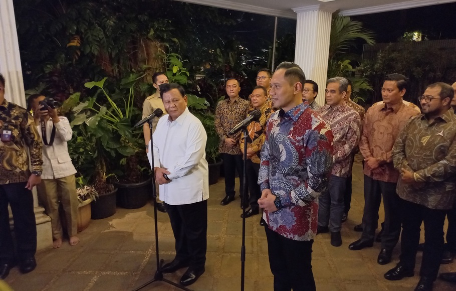 Ketua Umum Partai Demokrat Agus Harimurti Yudhoyono (AHY) dan Ketua Umum Partai Gerindra Prabowo Subianto saat jumpa pers di kediaman Prabowo di Jalan Kertanegara, Jakarta Selatan, Jumat, 24 Juni 2022 malam.