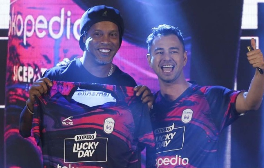 CEO Rans Nusantara FC Raffi Ahmad (kanan) bersama Ronaldinho. 