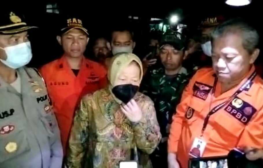 Menteri Sosial (Mensos) Tri Rismaharini saat meninjau lokasi bencana banjir dan longsor di Desa Cibunian, Kecamatan Pamijahan, Kabupaten Bogor, Jumat, 24 Juni 2022, malam.