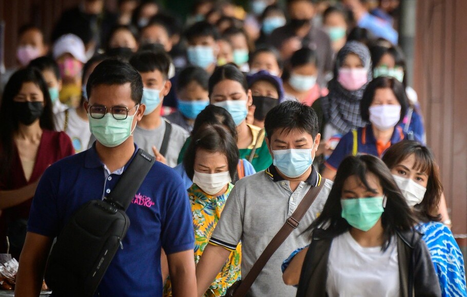 File foto yang diambil pada 26 April 2021, para komuter yang memakai masker pelindung berjalan di sepanjang dermaga Pratunam di Bangkok.