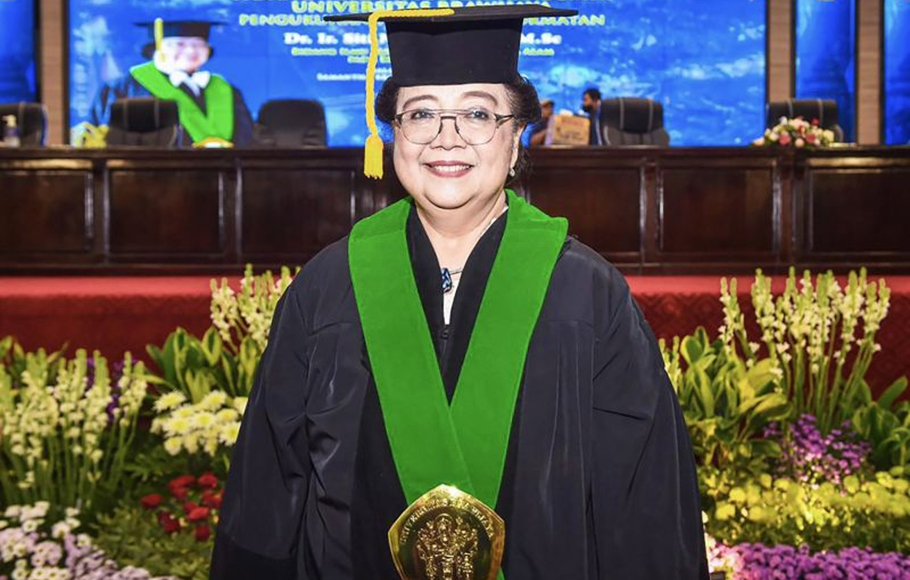 Menteri Lingkungan Hidup dan Kehutanan (KLHK) Siti Nurbaya Bakar usai dikukuhkan sebagai profesor kehormatan Universitas Brawijaya dalam bidang ilmu manajemen sumber daya alam, di Kota Malang, Jawa Timur, Sabtu 25 Juni 2022.