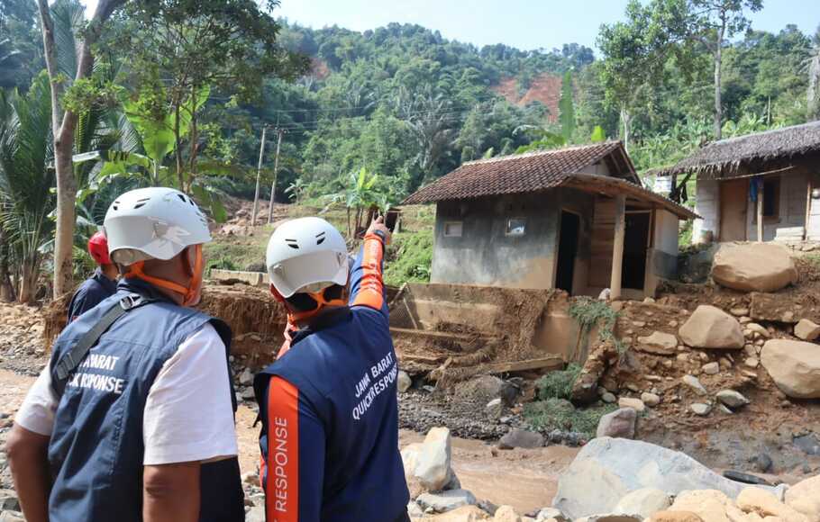 Tim Jabar Quick Response (JQR) melakukan observasi melakukan pengiriman logistik ke lokasi yang terisolasi di Desa Purasari, Kecamatan Leuwiliang, Kabupaten Bogor, Sabtu, 25 Juni 2022
