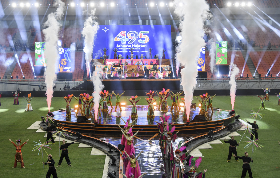 Sejumlah penari membawakan tarian kolosal saat pembukaan Puncak Perayaan HUT ke-495 tahun Jakarta di Jakarta International Stadium, Jakarta, Sabtu, 25 Juni 2022.