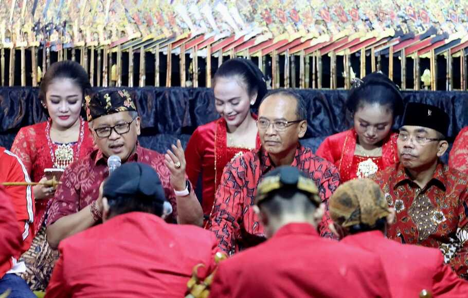 Sekjen PDIP Hasto Kristiyanto saat membuka pagelaran wayang kulit  