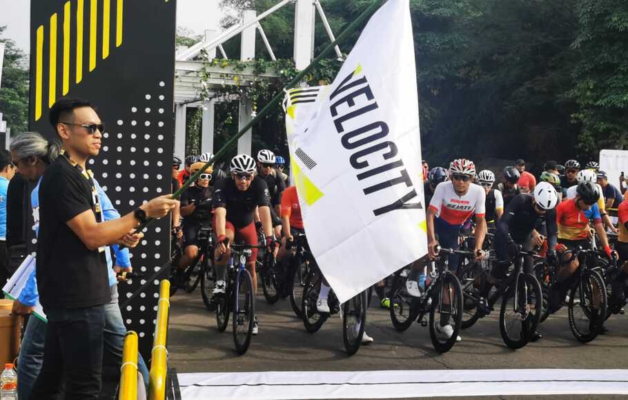 Chairman Velocity Criterium, David Batubara, mengibarkan bendera tanda balap kelas Man Master A Velocity Criterium dimulai di Meikarta Central Park, Bekasi, Jawa Barat, Minggu, 26 Juni 2022.