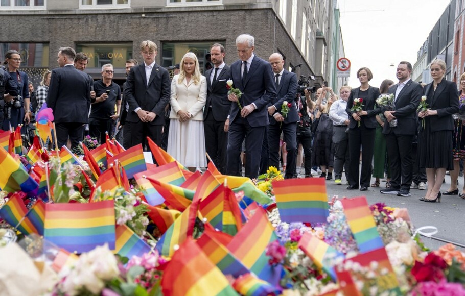 Perdana Menteri Norwegia Jonas Gahr Store (kanan), Putri Mahkota Mette-Marit (kiri) dan Putra Mahkota Haakon (tengah) meletakkan bunga di peringatan penembakan di pusat Kota Oslo.