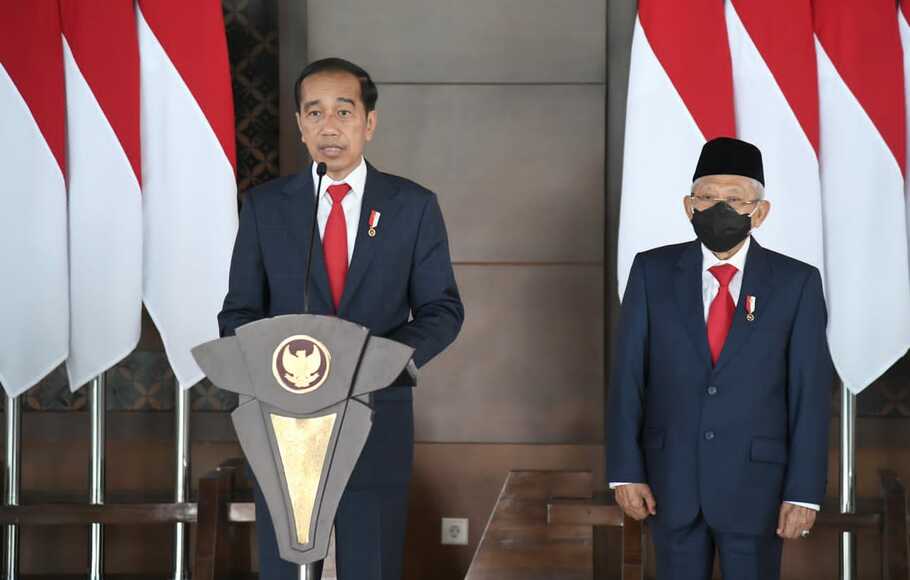 Presiden Joko Widodo (Jokowi) memberikan keterangan pers di Bandara Soekarno Hatta, Banten, sebelum bertolak ke Jerman, Ukraina, Rusia dan Uni Emirat Arab, Minggu, 26 Juni 2022.